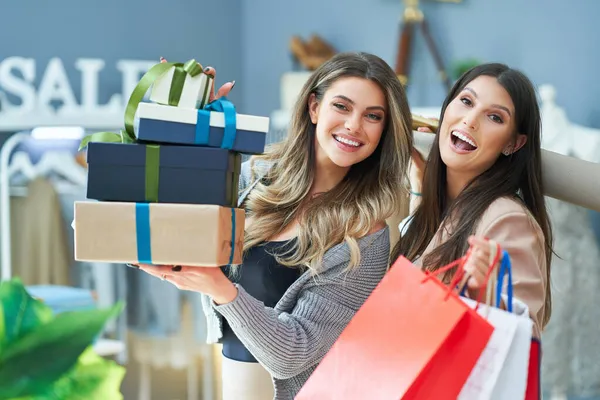 Grupp glada vänner under shopping — Stockfoto