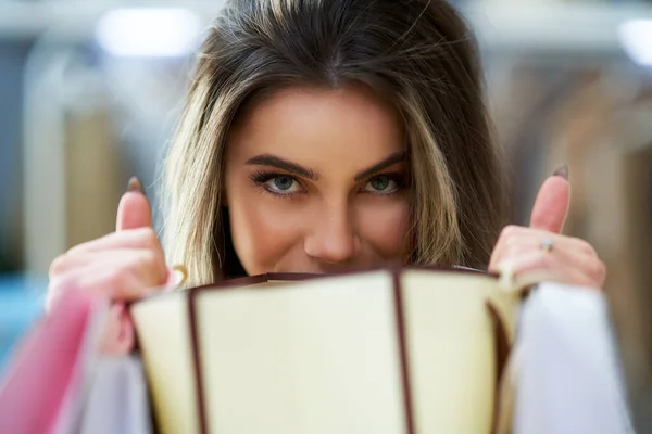 Mujer agradable en las compras en la tienda de ropa —  Fotos de Stock