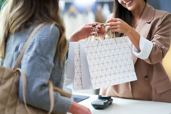 Gruppo di amici felici durante lo shopping — Foto Stock