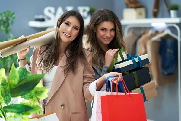 Två flickor i beredskap under julen shopping — Stockfoto