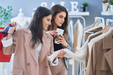 İki güzel genç kız alışveriş yapıyor.