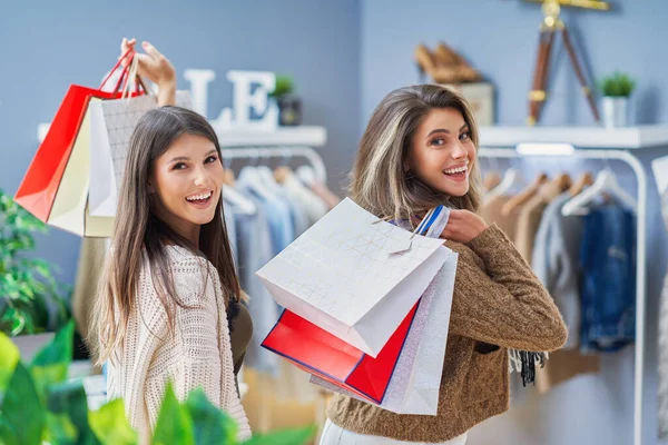 Grupp glada vänner under shopping — Stockfoto