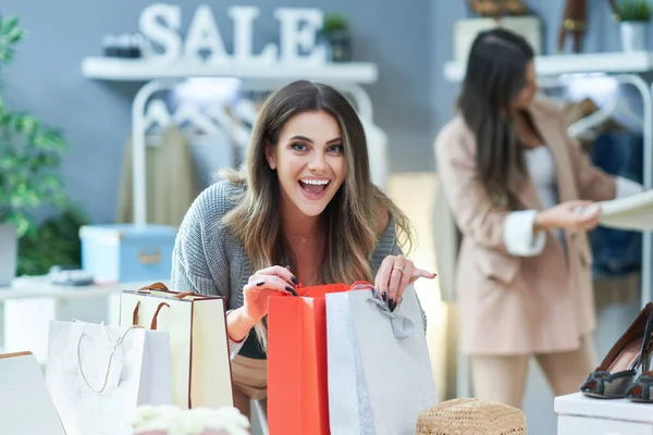 Grupp glada vänner under shopping — Stockfoto