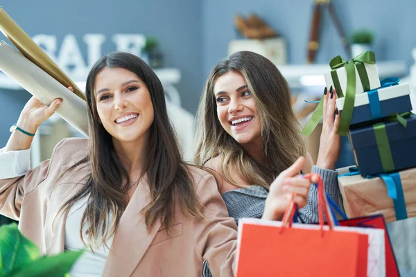 Grupp glada vänner under shopping — Stockfoto