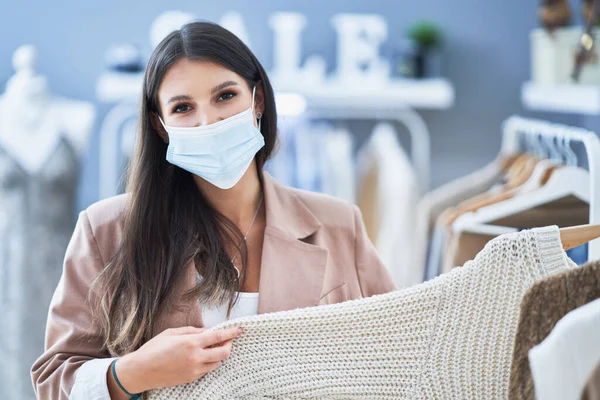 Woman on shopping wearing mask during pandemy — Stock Photo, Image