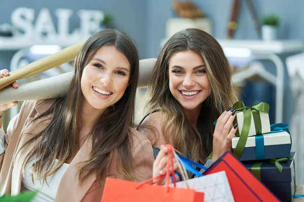 Grupo de amigos felices durante las compras — Foto de Stock