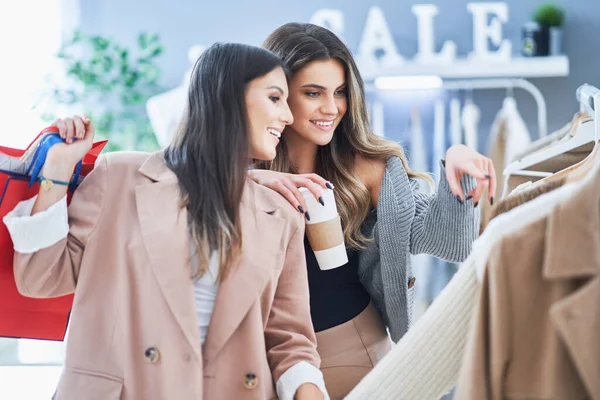 Två trevliga unga flickor på shopping försäljning — Stockfoto