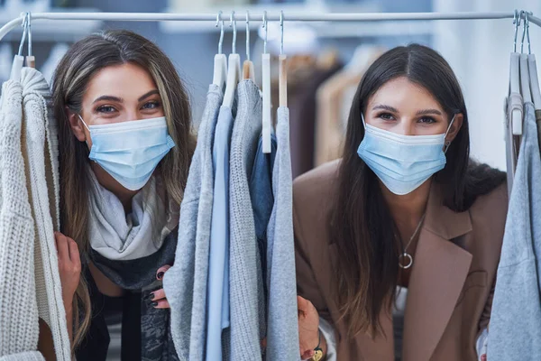 Két boldog lány a ruhaboltban vásárlás közben — Stock Fotó