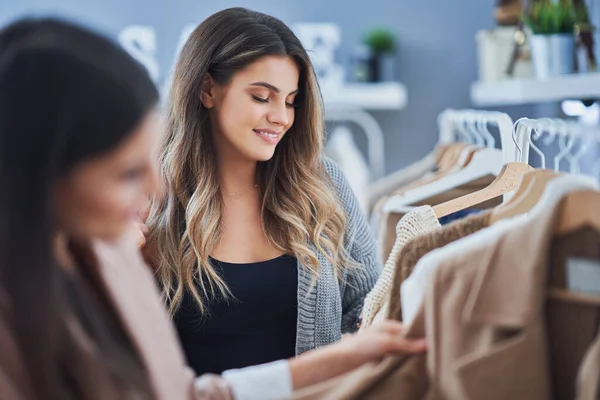 Duas meninas felizes em compras segurando sapatos — Fotografia de Stock