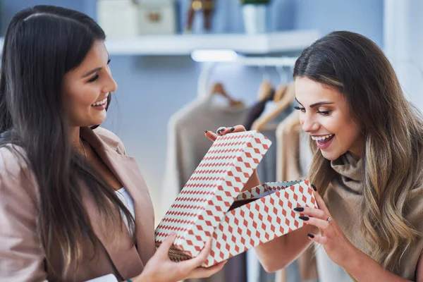Twee gelukkige meisjes op shopping wit doos en schoenen — Stockfoto