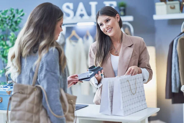 衣料品店の女性の売り手と買い手 — ストック写真