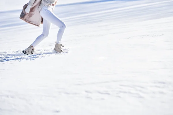 Mulher andar na neve durante a temporada de inverno — Fotografia de Stock