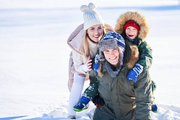 Nette glückliche Familie, die Spaß im Schnee hat — Stockfoto