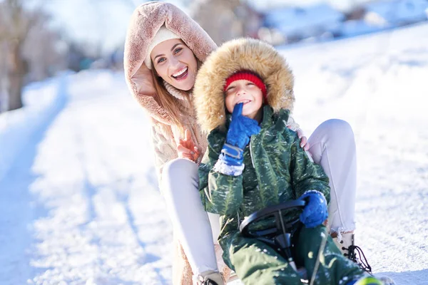 Nette glückliche Familie, die Spaß im Schnee hat — Stockfoto