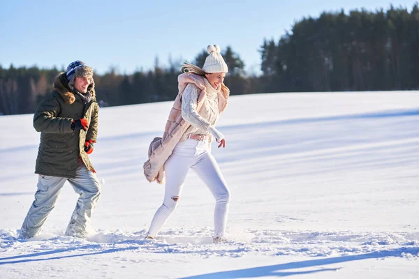 Leuke gelukkige familie hebben plezier op de winter sneeuw — Stockfoto