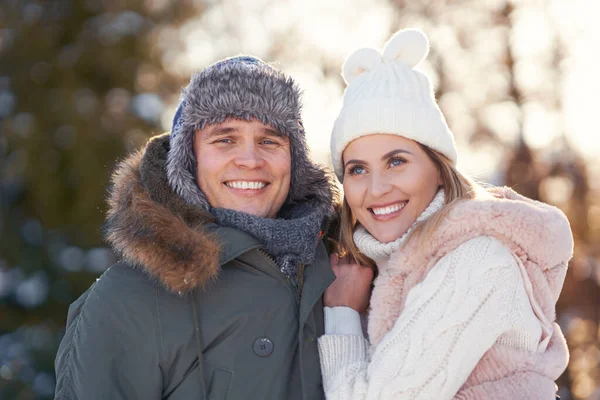 Pareja divirtiéndose en paisajes de invierno y nieve —  Fotos de Stock