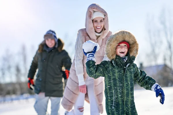 Agradable familia feliz divirtiéndose en invierno nieve — Foto de Stock