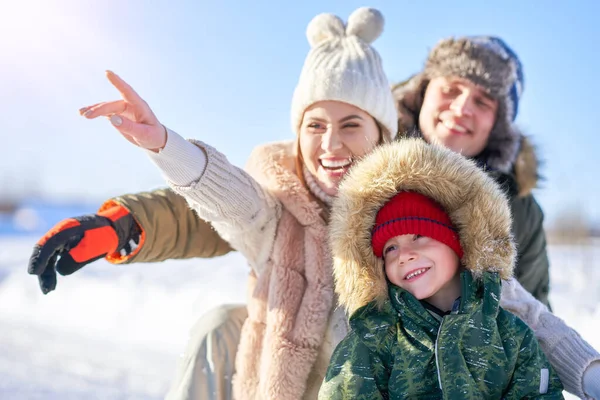 Agradable familia feliz divirtiéndose en invierno nieve — Foto de Stock