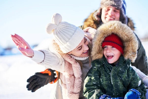 Agradable familia feliz divirtiéndose en invierno nieve —  Fotos de Stock