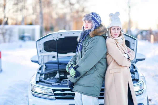 Coppia che ha problemi con l'auto durante il viaggio invernale — Foto Stock