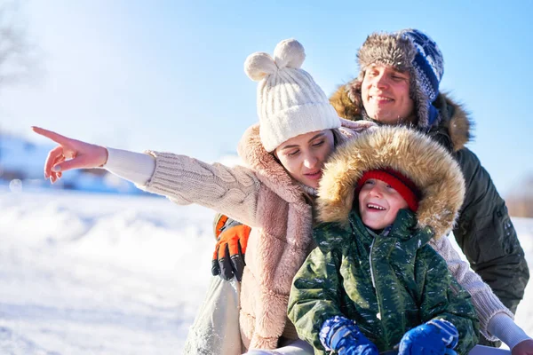 Belle famille heureuse s'amuser sur la neige d'hiver — Photo