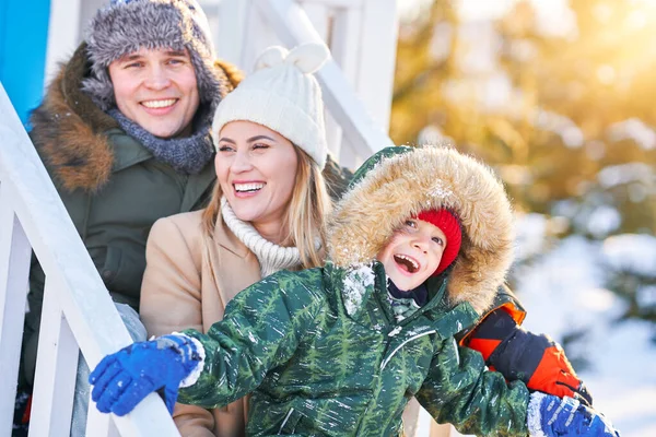 Pěkná šťastná rodina se baví na zimním sněhu — Stock fotografie
