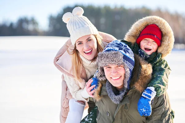 Güzel, mutlu bir aile kış karında eğleniyor. — Stok fotoğraf