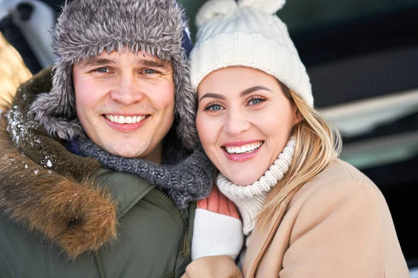 Jonge familie tijdens winterreis auto kofferbak in bacground — Stockfoto