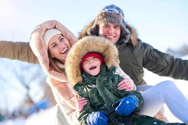Agradable familia feliz divirtiéndose en invierno nieve — Foto de Stock