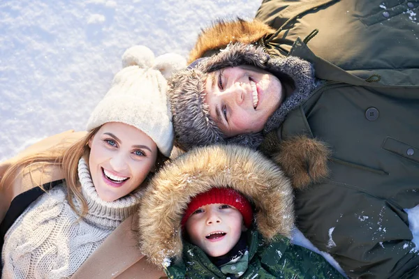 Nette glückliche Familie, die Spaß im Schnee hat — Stockfoto