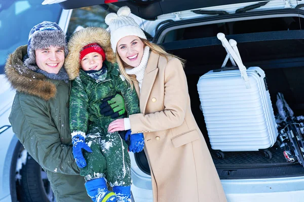 Junge Familie bei Winterausflug im Kofferraum — Stockfoto