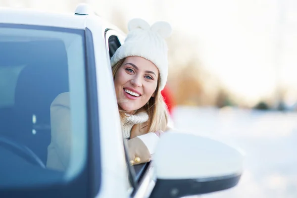 Ευτυχισμένη γυναίκα οδήγηση αυτοκινήτου σε χιονισμένο χειμώνα — Φωτογραφία Αρχείου