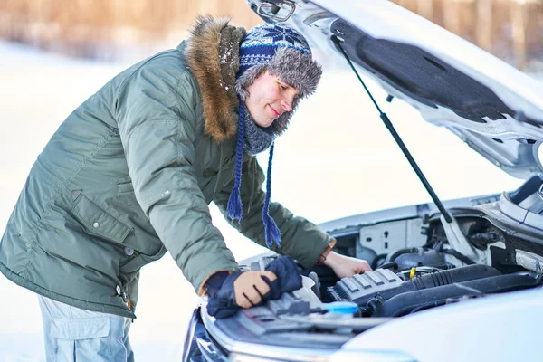 在多雪的冬天，有汽车问题的人 — 图库照片