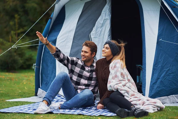 Joven pareja agradable divirtiéndose en camping — Foto de Stock