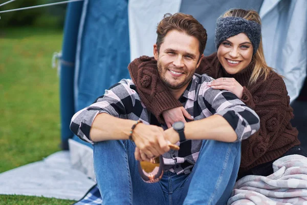 Giovane bella coppia divertirsi in campeggio — Foto Stock