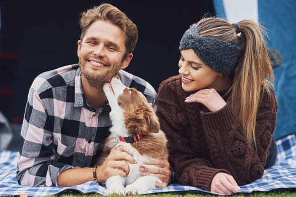 Jung schön pärchen spaß auf camping — Stockfoto