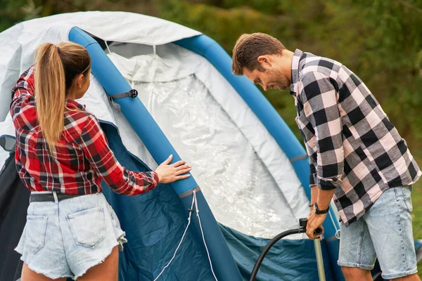 Young nice couple having fun on camping setting up tent — Foto Stock