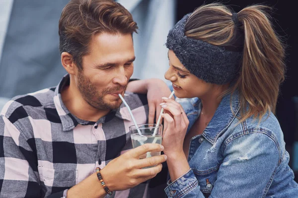 Unga trevliga par som har kul på camping dela drink — Stockfoto