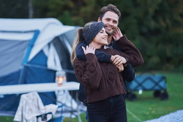 Joven pareja agradable divirtiéndose en camping —  Fotos de Stock