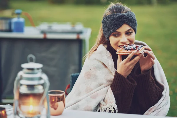 Junges nettes Paar hat Spaß beim Kochen und Essen — Stockfoto