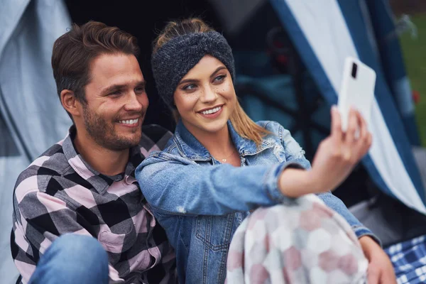 Jong leuk paar hebben plezier op de camping — Stockfoto