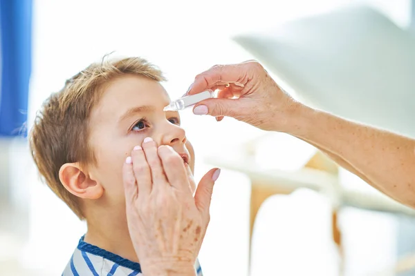 Çocuk doktoru. Klinikteki küçük çocukları muayene ediyor. — Stok fotoğraf