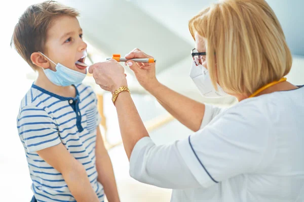 Pediatriker läkare undersöker små barn på kliniken — Stockfoto