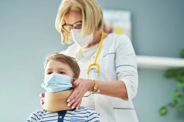 Kinderarzt untersucht kleine Kinder in Klinik — Stockfoto