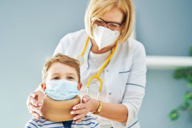 Çocuk doktoru. Klinikteki küçük çocukları muayene ediyor.