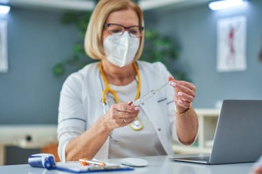 Çocuk doktoru. Klinikteki küçük çocukları muayene ediyor.