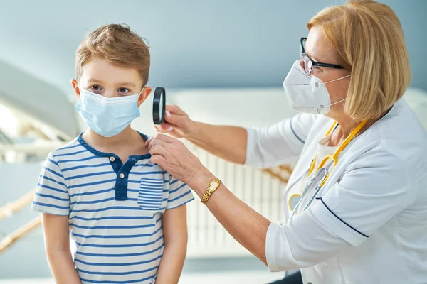 Kinderarzt untersucht kleine Kinder in Klinik — Stockfoto
