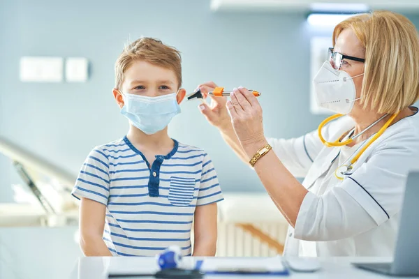 Médecin pédiatre examinant les petits enfants dans les oreilles de la clinique vérifier — Photo