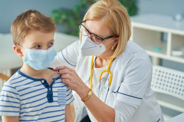 Médecin pédiatre examinant les enfants en clinique — Photo