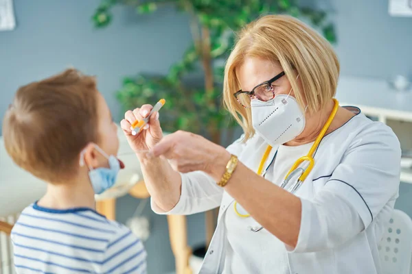 Kinderarzt untersucht kleine Kinder in Klinik — Stockfoto